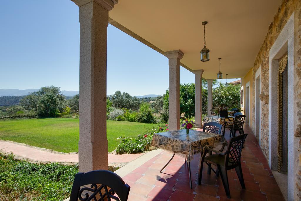Apartamentos El Jardin Del Poeta Guijo de Granadilla Ruang foto
