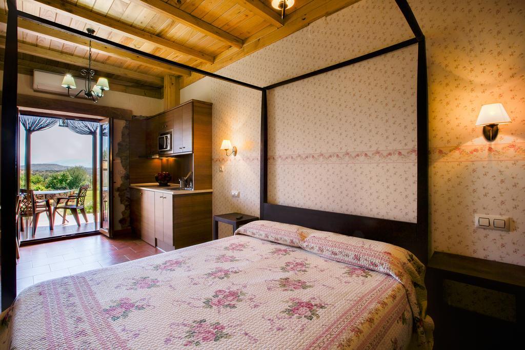 Apartamentos El Jardin Del Poeta Guijo de Granadilla Ruang foto
