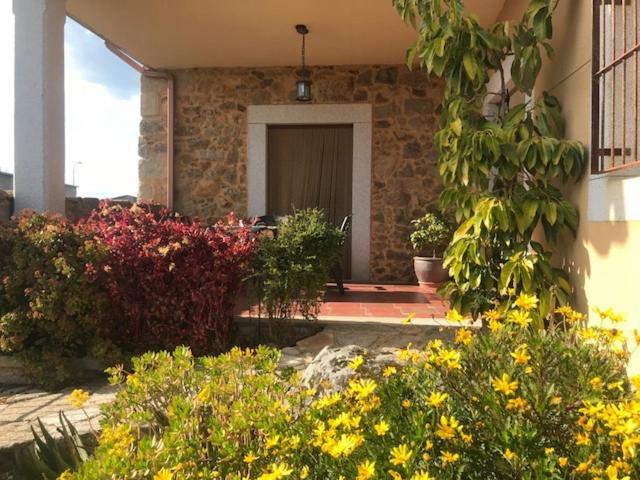 Apartamentos El Jardin Del Poeta Guijo de Granadilla Ruang foto