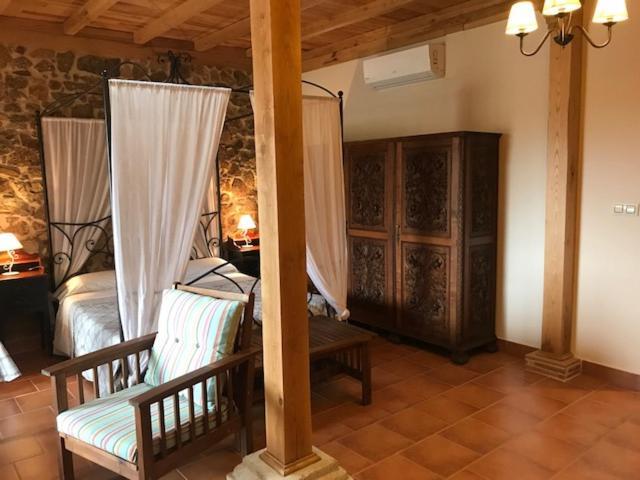 Apartamentos El Jardin Del Poeta Guijo de Granadilla Ruang foto