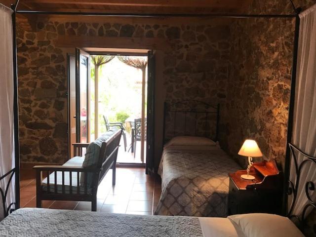 Apartamentos El Jardin Del Poeta Guijo de Granadilla Ruang foto