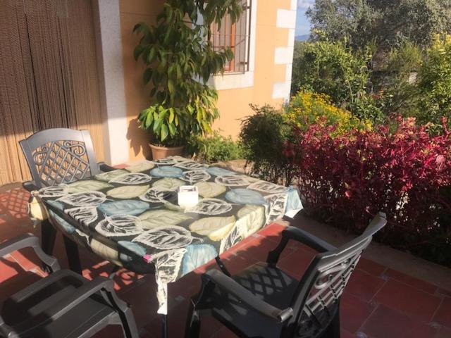 Apartamentos El Jardin Del Poeta Guijo de Granadilla Ruang foto