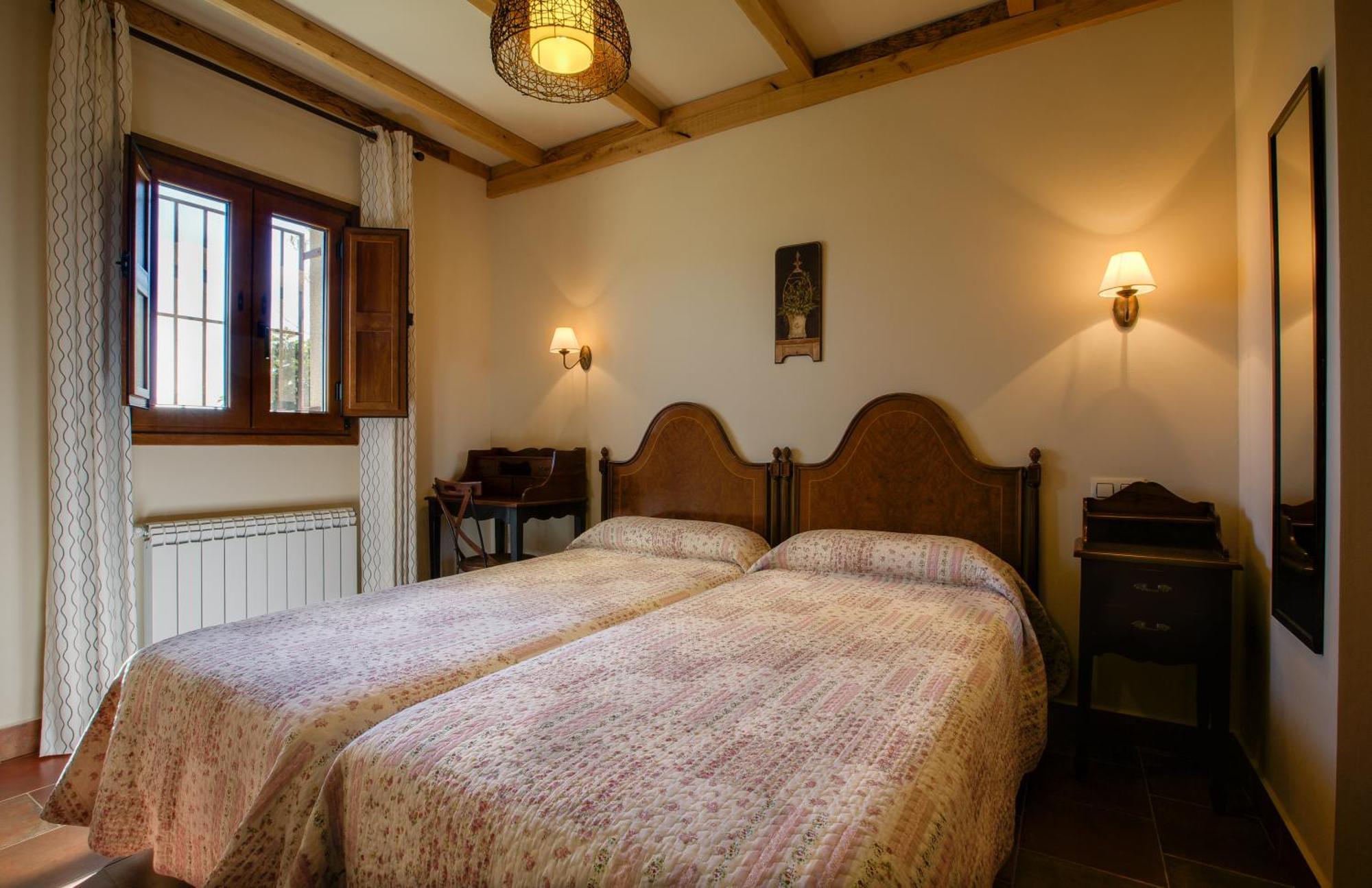 Apartamentos El Jardin Del Poeta Guijo de Granadilla Ruang foto