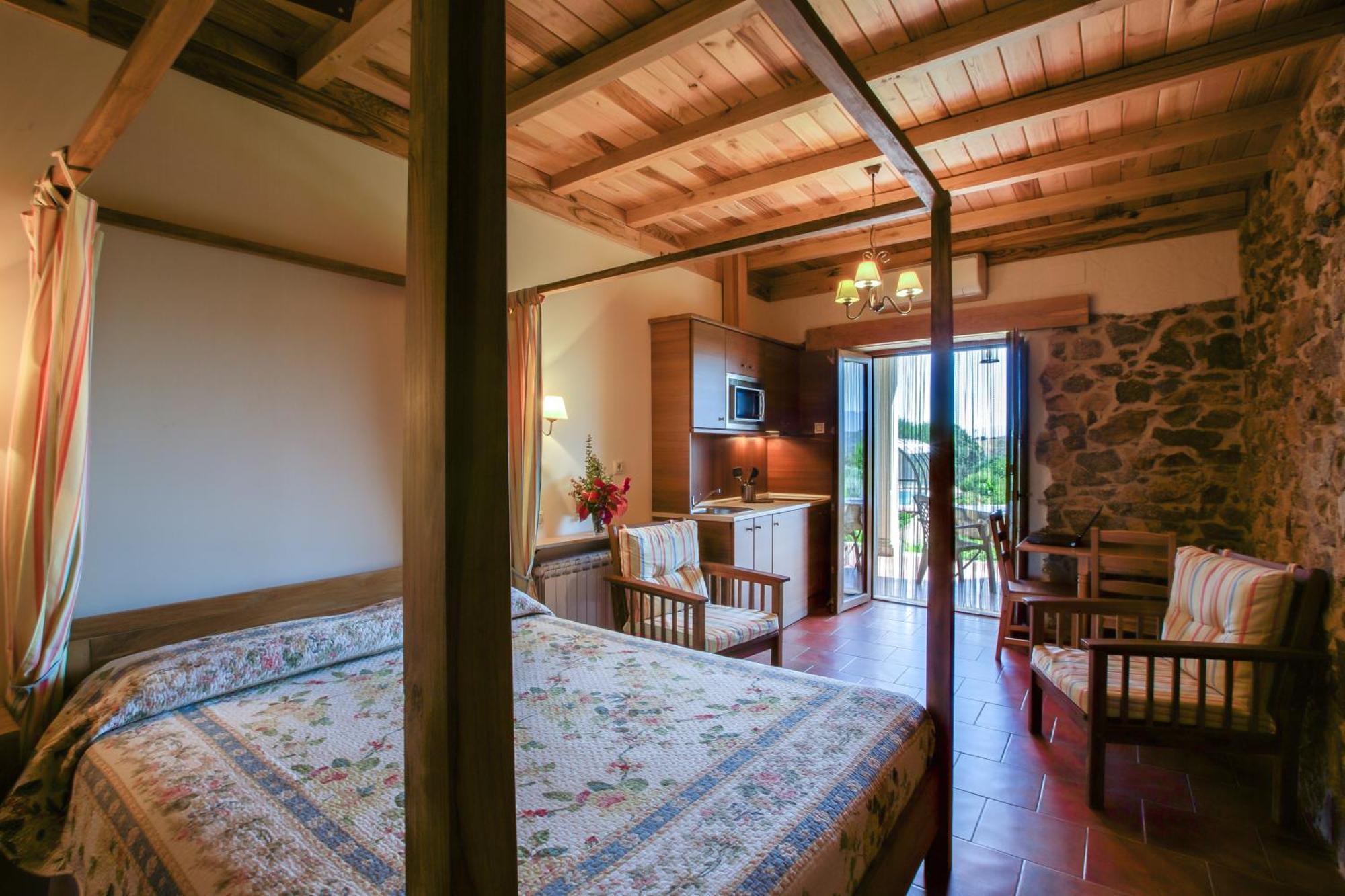 Apartamentos El Jardin Del Poeta Guijo de Granadilla Ruang foto