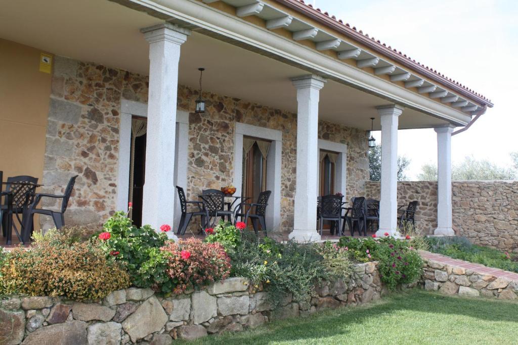 Apartamentos El Jardin Del Poeta Guijo de Granadilla Ruang foto
