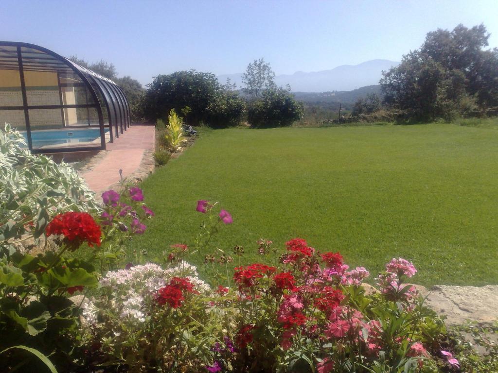 Apartamentos El Jardin Del Poeta Guijo de Granadilla Ruang foto